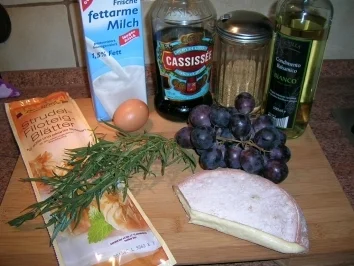 Reblochon im Strudelteig mit rotem Weintrauben  Hommage an Schneerose  - das etwas andere Abendbrot - dazu einen leckeren Rotwein - Rezept - Bild Nr. 3