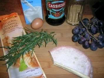 Reblochon im Strudelteig mit rotem Weintrauben  Hommage an Schneerose  - das etwas andere Abendbrot - dazu einen leckeren Rotwein - Rezept - Bild Nr. 4