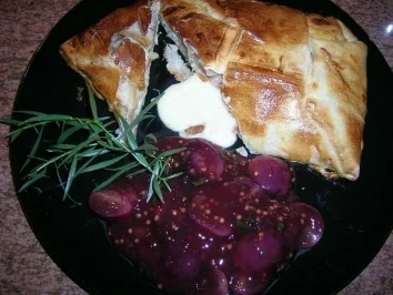 Reblochon im Strudelteig mit rotem Weintrauben  Hommage an Schneerose  - das etwas andere Abendbrot - dazu einen leckeren Rotwein - Rezept