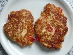 Pizzakatzes Quarkküchlein mit Paprikawürfelchen - Rezept