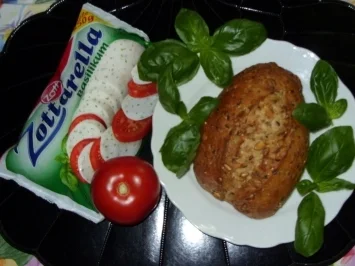 Überbackenes Mozarella-Tomaten-Brötchen - Rezept - Bild Nr. 2