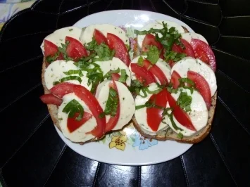 Überbackenes Mozarella-Tomaten-Brötchen - Rezept - Bild Nr. 3