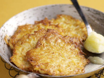 Rezept: Reibekuchen mit schnellem Apfelkompott Reibekuchen mit schnellem Apfelkompott - Rezept