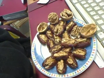 Rezept: Datteln mit Baumnüssen gefüllt Bild Nr. 3 Datteln mit Baumnüssen gefüllt - Rezept - Bild Nr. 3