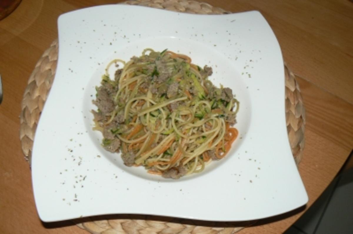Zucchini-Hackfleischpfanne mit Spaghetti tri colore - Rezept
