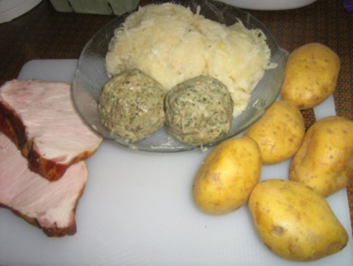 Sauerkraut mit Leberknödel und Rippchen an Pürree - Rezept - Bild Nr. 2