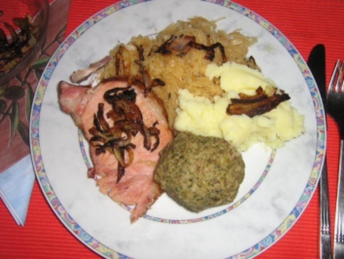 Sauerkraut mit Leberknödel und Rippchen an Pürree - Rezept - Bild Nr. 3