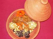 Lamm-Tajine in Zwiebel-Honigsoße mit Pflaumen und Mandeln an Semmelknödeln - Rezept