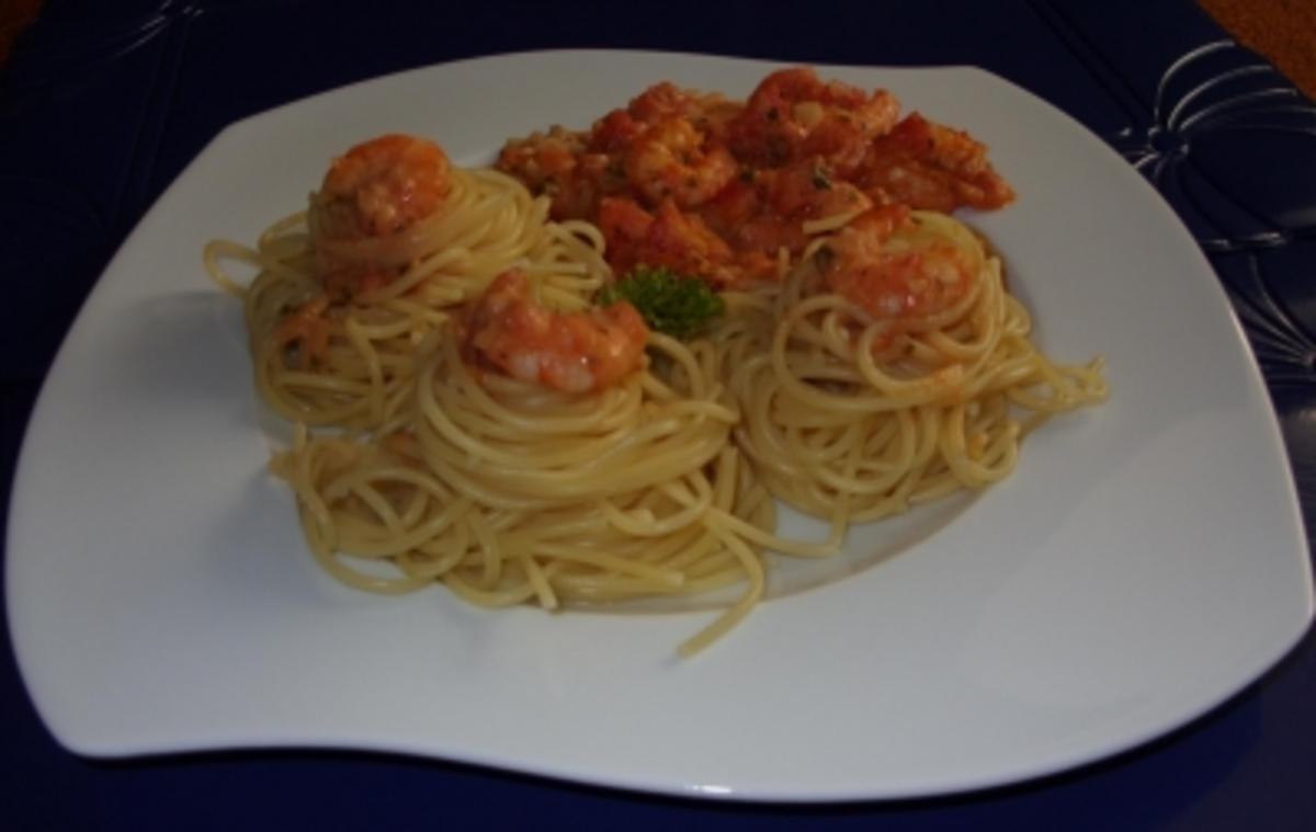 Spaghettitürmchen mit Rießengarnelen auf Tomaten-Sahnesugo - Rezept