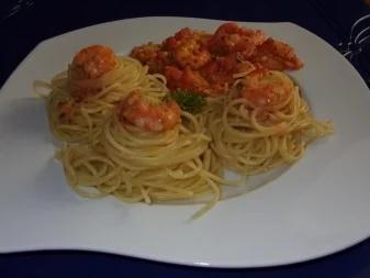 Rezept: Spaghettitürmchen mit Rießengarnelen auf Tomaten-Sahnesugo Spaghettitürmchen mit Rießengarnelen auf Tomaten-Sahnesugo - Rezept