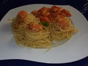 Spaghettitürmchen mit Rießengarnelen auf Tomaten-Sahnesugo - Rezept
