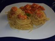Spaghettitürmchen mit Rießengarnelen auf Tomaten-Sahnesugo - Rezept