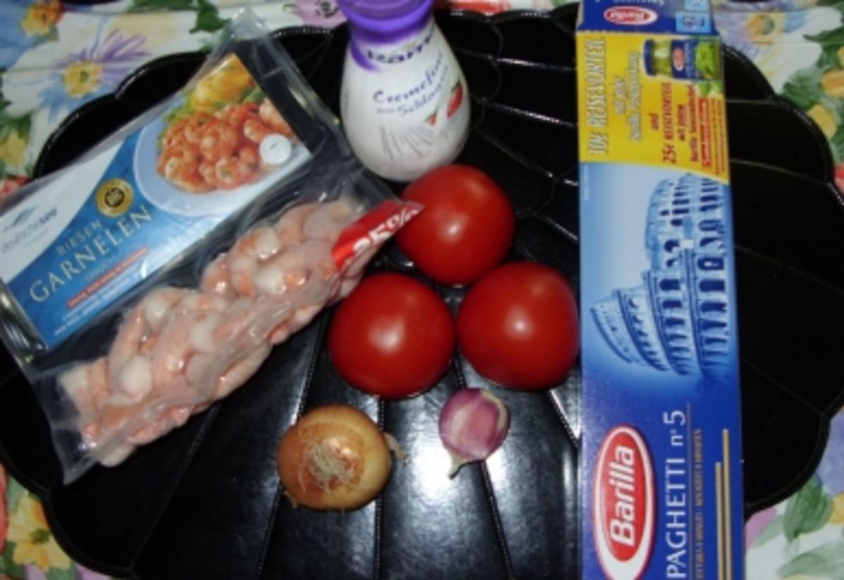 Spaghettitürmchen mit Rießengarnelen auf Tomaten-Sahnesugo - Rezept - Bild Nr. 2