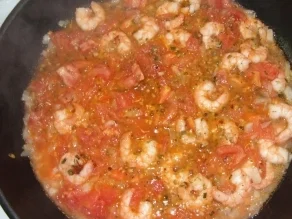 Rezept: Spaghettitürmchen mit Rießengarnelen auf Tomaten-Sahnesugo Bild Nr. 5 Spaghettitürmchen mit Rießengarnelen auf Tomaten-Sahnesugo - Rezept - Bild Nr. 5