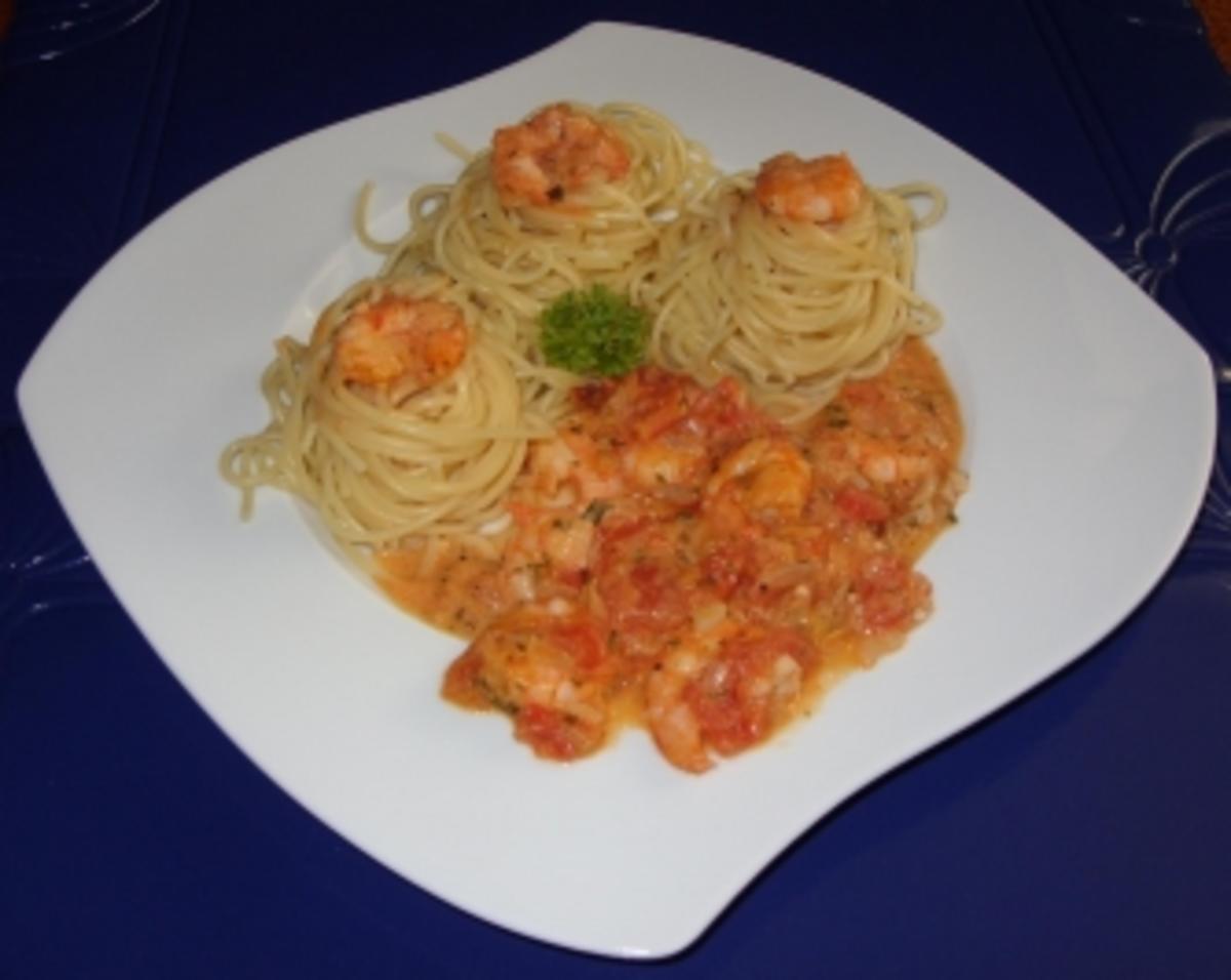 Spaghettitürmchen mit Rießengarnelen auf Tomaten-Sahnesugo - Rezept - Bild Nr. 7