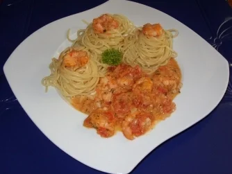 Rezept: Spaghettitürmchen mit Rießengarnelen auf Tomaten-Sahnesugo Bild Nr. 7 Spaghettitürmchen mit Rießengarnelen auf Tomaten-Sahnesugo - Rezept - Bild Nr. 7