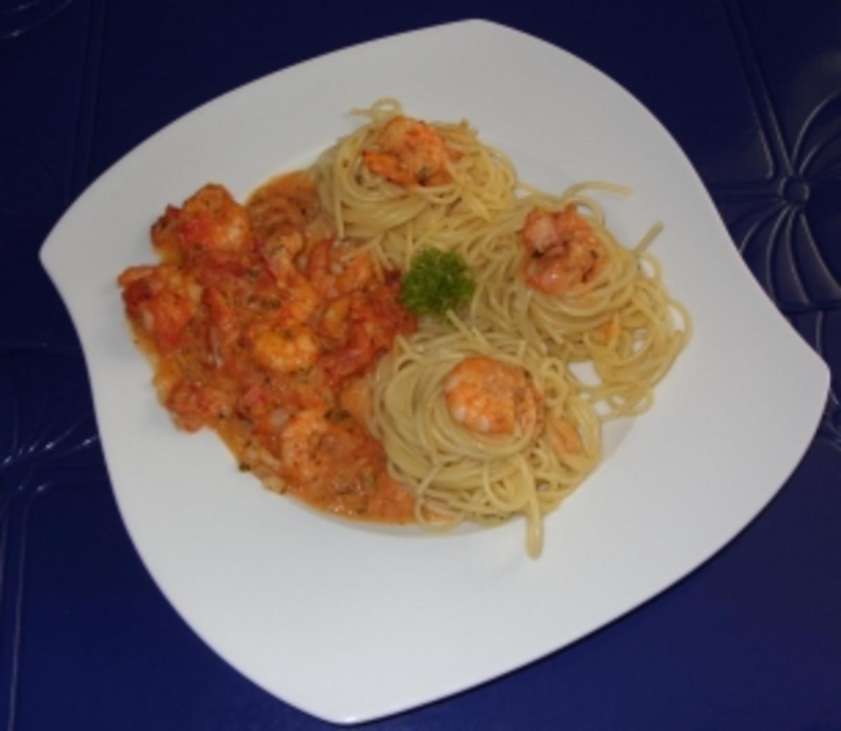 Spaghettitürmchen mit Rießengarnelen auf Tomaten-Sahnesugo - Rezept - Bild Nr. 8