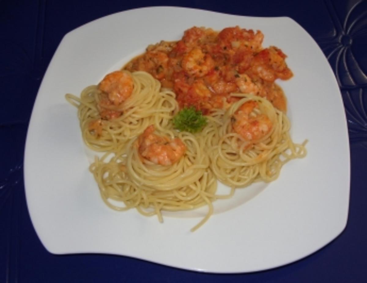 Spaghettitürmchen mit Rießengarnelen auf Tomaten-Sahnesugo - Rezept - Bild Nr. 9