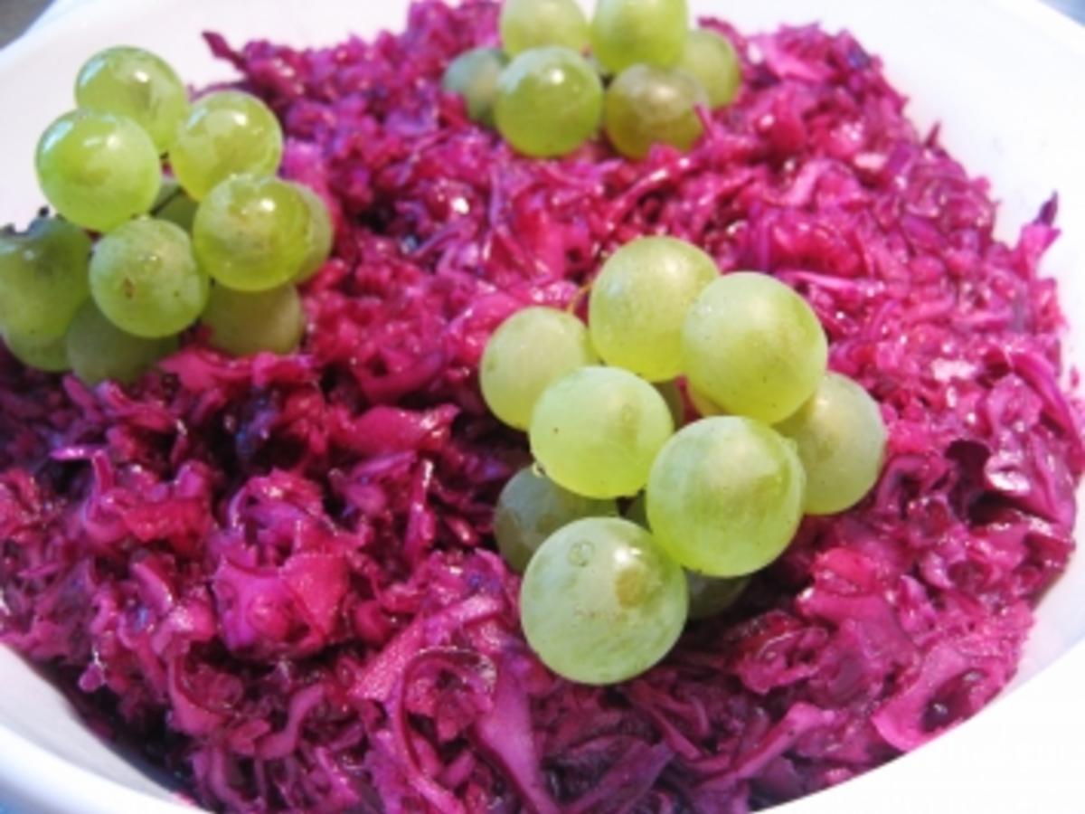 Rotkrautsalat mit Rotkohl frisch und Essig - Rezept mit Bild - kochbar.de