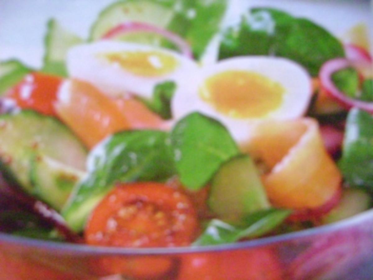 Feldsalat mit Ei und Lachs - Rezept