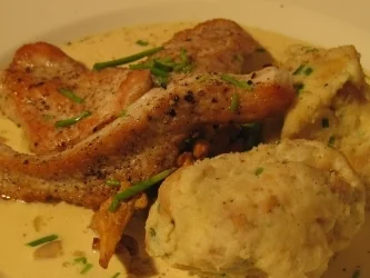 Pfifferlinge in Rahm, Putenbrustfilet u. Brotknödel - Rezept