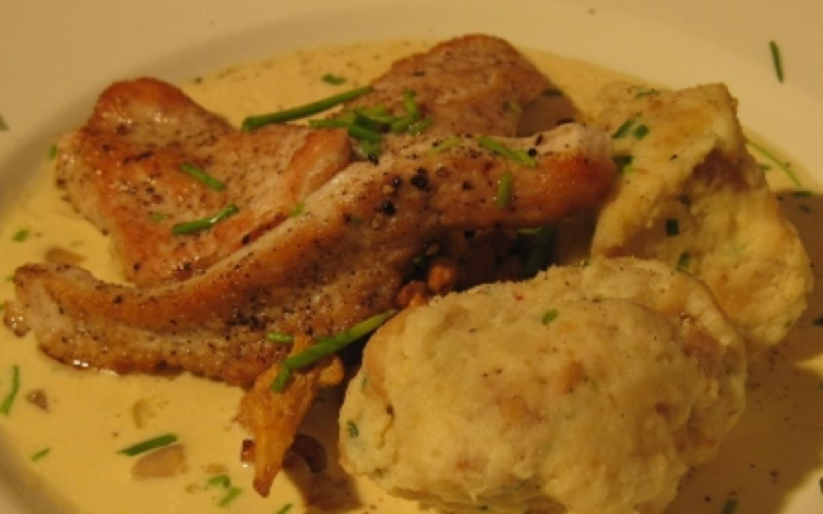 Pfifferlinge in Rahm, Putenbrustfilet u. Brotknödel - Rezept - kochbar.de