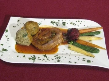 Rezept: Schweinebraten gefüllt mit frischem Gemüse und Spinatklößen Schweinebraten gefüllt mit frischem Gemüse und Spinatklößen - Rezept