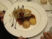 Zanderfilet auf Polenta-Parmesantaler an feiner Balsamicosoße - Rezept