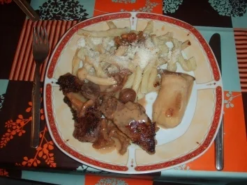 Rezept: Rinderfilets mit einer Pilzmischung und Teigwaren aus Hartweizengriess und Salat Rinderfilets mit einer Pilzmischung und Teigwaren aus Hartweizengriess und Salat - Rezept