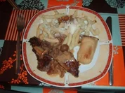 Rinderfilets mit einer Pilzmischung und Teigwaren aus Hartweizengriess und Salat - Rezept