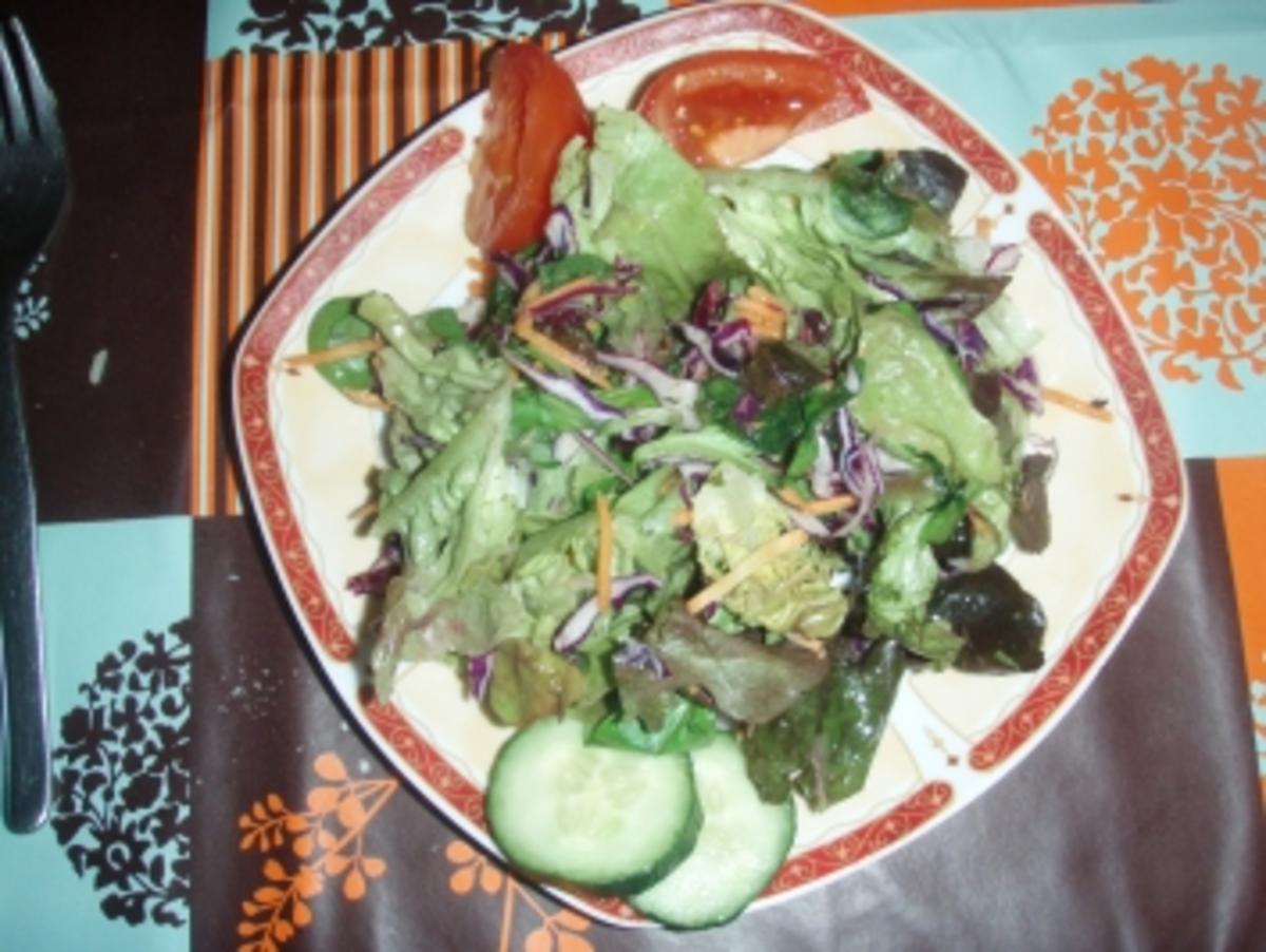 Rinderfilets mit einer Pilzmischung und Teigwaren aus Hartweizengriess und Salat - Rezept - Bild Nr. 2