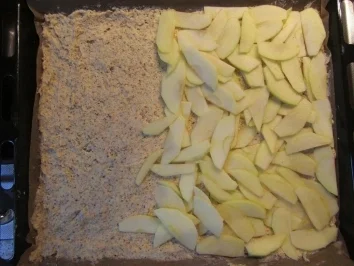 Apfelkuchen mit Pudding und Nussstreuseln - Rezept