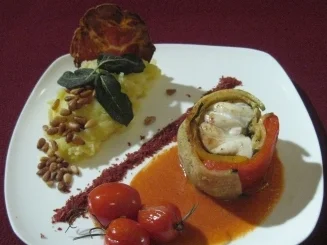 Rezept: Calamansi-Seeteufelroulade im Gemüse-Cardigan mit mediterraner Kartoffelwolke Calamansi-Seeteufelroulade im Gemüse-Cardigan mit mediterraner Kartoffelwolke - Rezept
