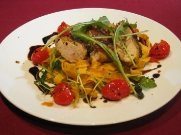 Rezept: Perlhuhnbrust mit Ricotta-Bärlauch-Füllung auf Chili-Bandnudeln Perlhuhnbrust mit Ricotta-Bärlauch-Füllung auf Chili-Bandnudeln - Rezept