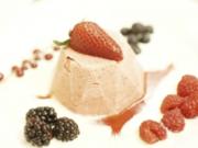 Erdbeer-Eis mit Vanille an Erdbeerspiegel und frischen Beeren (Achim Mentzel) - Rezept