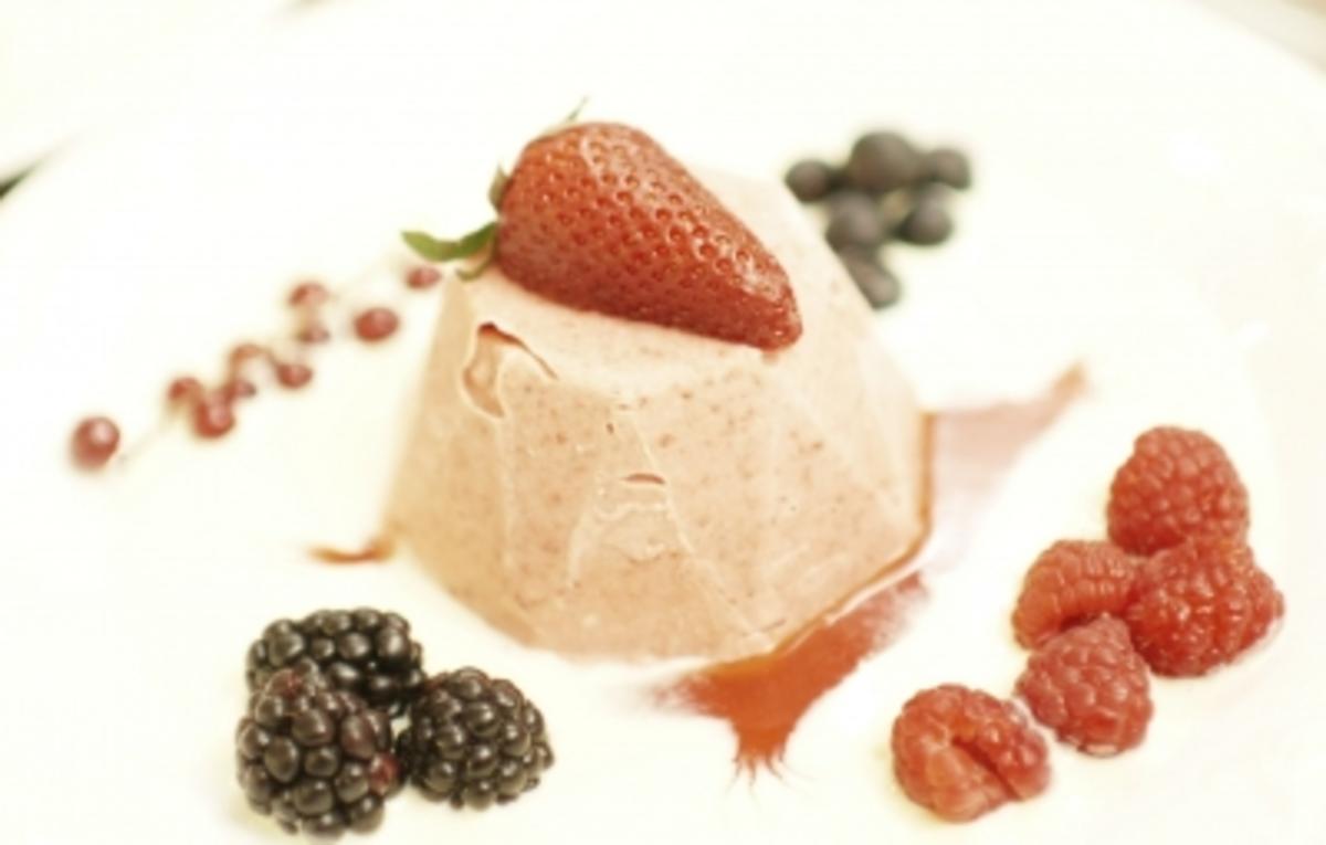 Bilder für Erdbeer-Eis mit Vanille an Erdbeerspiegel und frischen Beeren (Achim Mentzel) - Rezept