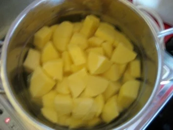 Rezept: Kartoffel-Apfel-Nuß Muffins 12 Stck Bild Nr. 3 Kartoffel-Apfel-Nuß Muffins 12 Stck - Rezept - Bild Nr. 3