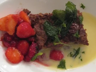 Schokobrotpudding mit weißer Schokoladensoße und roten Früchten - Rezept