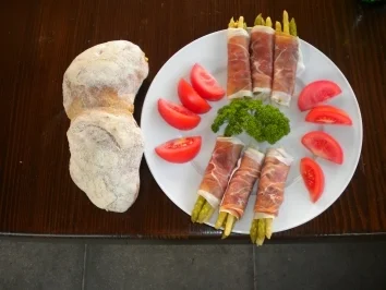Spargelspitzen  in Rohschinken gewickelt - Rezept