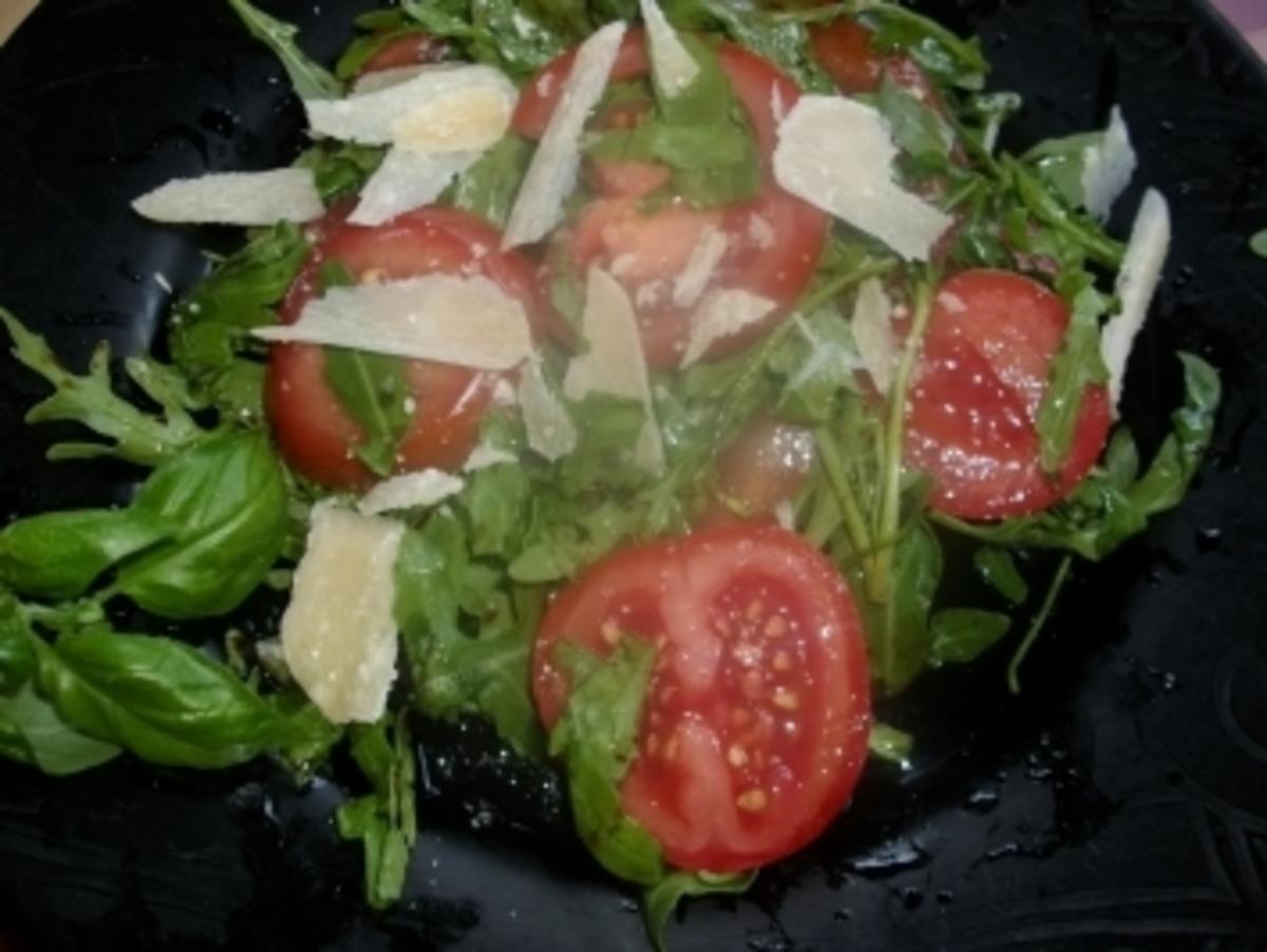Tomaten Ruccullar Salat mit Parmesan - Rezept