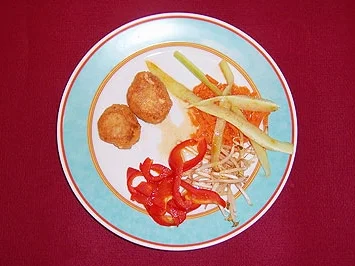 Lachs-Cookies mit Salat aus Paprika, Sojasprossen und Gurke - Rezept