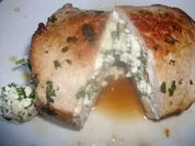 Schweinerückensteak gefüllt mit Scharfskäse und Kraütern - Rezept