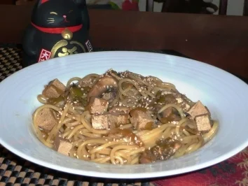 Asia Nudelpfanne mit Tofu auf die schnelle Art - Rezept
