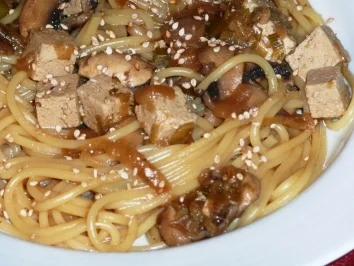 Asia Nudelpfanne mit Tofu auf die schnelle Art - Rezept