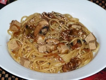 Asia Nudelpfanne mit Tofu auf die schnelle Art - Rezept