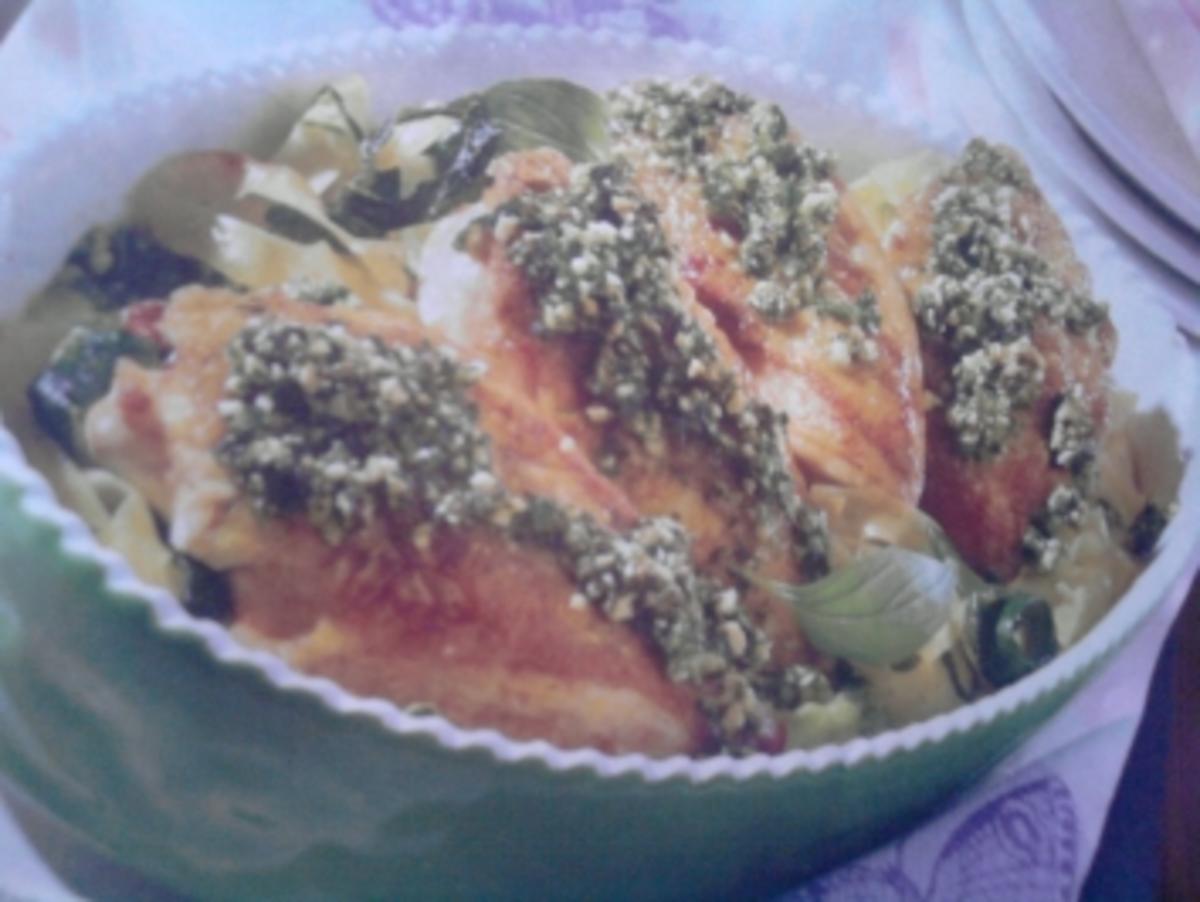 Bilder für Pesto-Hähnchen auf Nudel-Zucchini-Bett - Rezept
