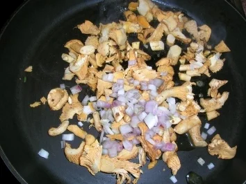 Gefüllte Wachteln mit Pfifferlingen, Portweinjus an buntem Linsen-Reis-Kartoffel-Rösti ( Fotos) - Rezept - Bild Nr. 14