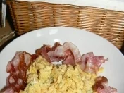 Endlich Sonntag: Rührei mit Frühstücks-Speck - Rezept