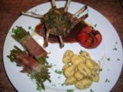 Lammkrönchen mit Kräuterfüllung, Rotweinsauce, Bohenbouquet und Rosmarin Gnocchi - Rezept