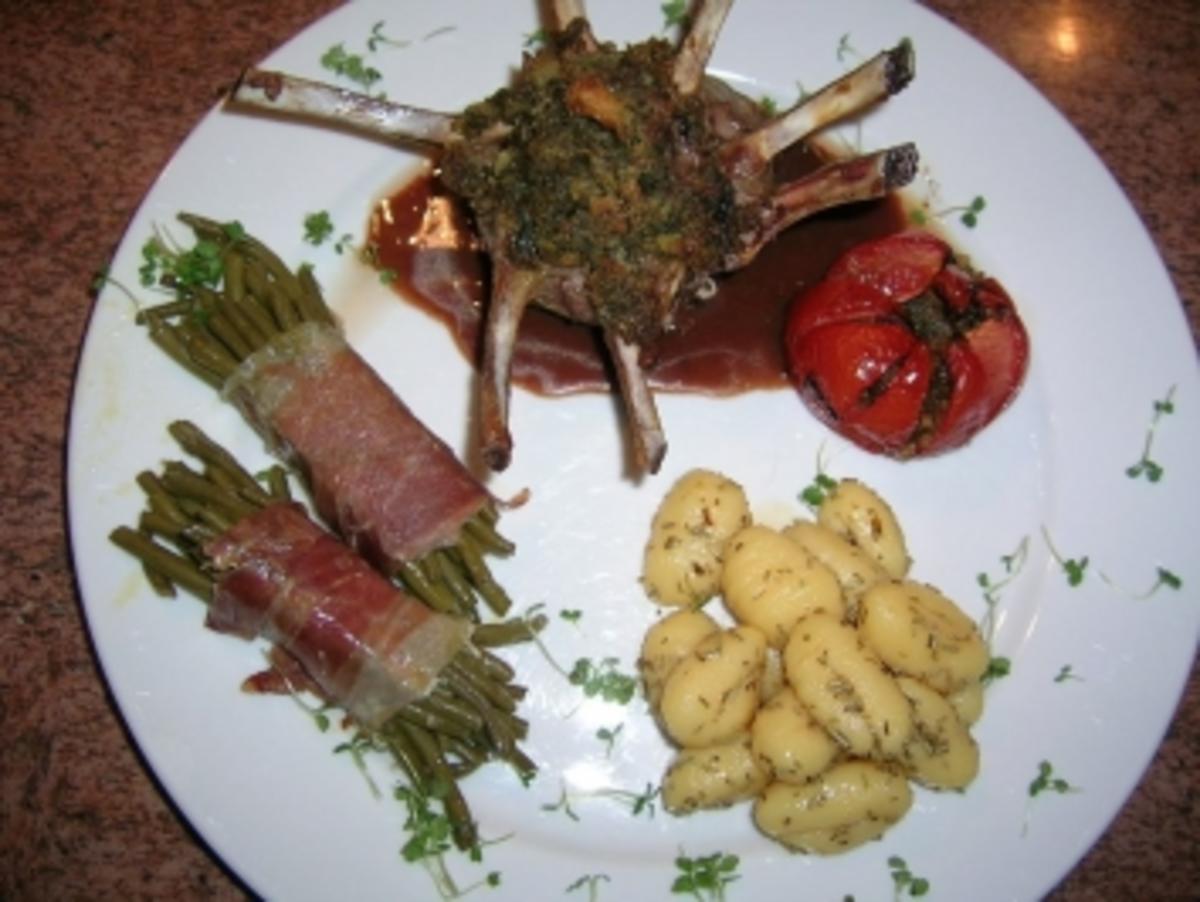 Lammkrönchen mit Kräuterfüllung, Rotweinsauce, Bohenbouquet und Rosmarin Gnocchi - Rezept - Bild Nr. 2